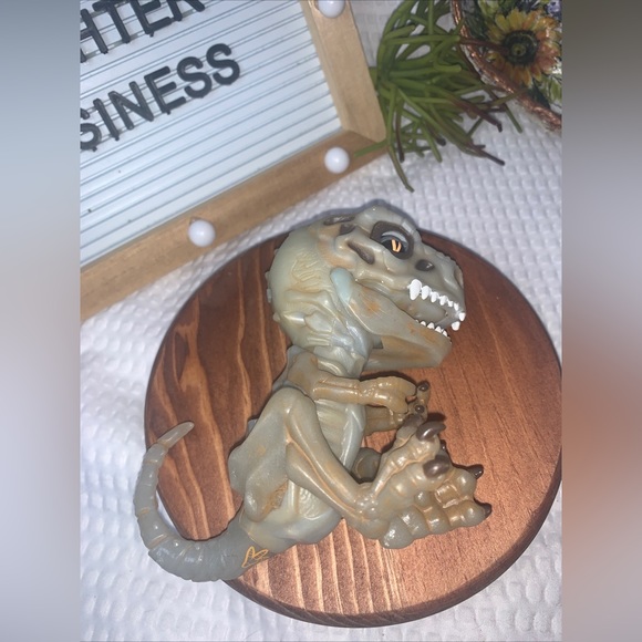 WowWee Fingerlings Doom Raptor Dinosaur T-Rex Bonehead Skeleton Dino 5" WORKS - Picture 2 of 2